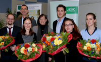 Fabian Erdsiek, Prof. Dr. Oliver Razum (Dekan), Dr. Veronika Ottová-Jordan, Anja Schmidtpott (AOK NordWest), Julian Witte, Emily Finne (in Vertretung der Preisträgerin Mina Yassin) und Dr. Anna Reeske (in Vertretung des Preisträgers Daniel Rapp) (v.l.).