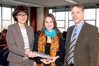 Preisverleihung: Prorektorin Prof. Dr. Martina Kessel, Natalya Kashkovskaya und Prof. Dr. Thomas Faist (v.l.). Foto: Universität Bielefeld