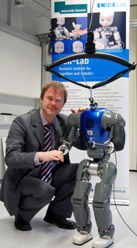Professor Dr. Jochen Steil hat den neuen Roboter COMAN in seinem Labor in Empfang genommen. Foto: Universität Bielefeld