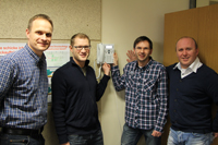 Michael Ladage, Sergej Lang, Horst Deller, Daniel Krohn (v. l.) platzieren das letzte VoIP-Telefon im Druckerraum des Copy Shops im Hochschulrechenzentrum.