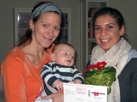 Bild: BaBi-Teilnehmerin Bettina Buschmann und Romeo freuen sich über den von Studienmitarbeiterin Angelique Grosser (r.) übergebenen Gutschein.