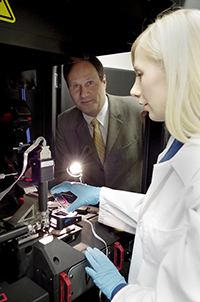 Bild: Prof. Dr. Thomas Huser und die Doktorandin Viola Mönkemöller verfolgen mit dem neuen Mikroskop Prozesse in der Nanowelt. Foto: Universität Bielefeld