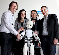 Prof. Dr. Tony Belpaeme, Prof. Dr. Vanessa Evers, Prof. Dr.-Ing. Britta Wrede und Prof. Dr.-Ing. Gerhard Sagerer (v.l.) mit dem Roboter iCub. Foto: Universität Bielefeld