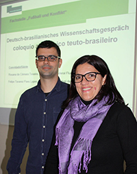 Bild: Die brasilianischen Wissenschaftler Rosana Da Camara Teixeira (vorne) und Felipe Lopes berichten in der Universität Bielefeld über Fußball-Fankultur