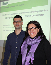 Die brasilianischen Wissenschaftler Rosana Da Camara Teixeira (vorne) und Felipe Lopes berichten in der Universität Bielefeld über Fußball-Fankultur, Konflikte und Gewalt in ihrem Land. Foto: Universität Bielefeld