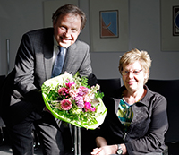 Bild: Kanzler Hans-Jürgen Simm dankte Astrid Fröhlich für ihren Einsatz.