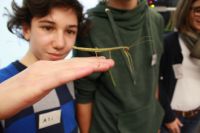 Bild: Schülerinnen und Schüler präsentieren ihre Experimente in der Universität Bielefeld –
zu sehen sind auch naturwissenschaftliche Versuche. Foto: Universität Bielefeld