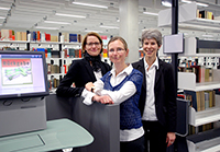 Imke Albers, Abteilungsleiterin Infrastrukturelles Facility Management, Dr. Sabine Rahmsdorf, Baubeauftragte der Bibliothek, und Barbara Knorn, kommissarische Leiterin der Bielefelder Universitätsbibliothek, (v.l.) freuen sich über den gelungenen Umzugsstart.