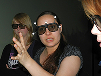 Bild: Informatikerin Julia Fröhlich zeigt Schülerinnen das Labor für Künstliche Intelligenz an der Universität Bielefeld. Foto: Universität Bielefeld