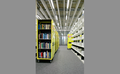 Bild: Eindrücke vom Umzug der Bibliothek ins Gebäude X