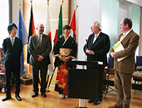 Preisträger Hironori Taniguchi, sein Laudator Prof. Dr. Volker Wendisch, die Vizepräsidentin der DJG Mami Busse, Präsident Peter H. Meyer und Dr. Thomas Lüttenberg vom International Office der Universität (v.l.).
