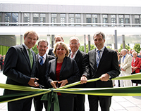 Haben das Gebäude X der Universität Bielefeld eröffnet (v.l.): Hans-Jürgen Simm (Kanzler Universität Bielefeld), Dr. Reginbert Taube  (BLB NRW), Rolf Holler (BLB Bielefeld), Svenja Schulze (Wissenschaftsministerin NRW), Pit Clausen (Oberbürgermeister Bielefeld), Prof. Dr.-Ing. Gerhard Sagerer (Rektor Universität Bielefeld). Foto: Universität Bielefeld