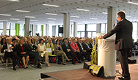 Rektor Prof. Dr.-Ing. Gerhard Sagerer danke dem scheidenden Kanzler für 37 Jahre Leidenschaft für die Universität Bielefeld.