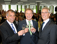 Neuer und alter Kanzler: Dr. Stephan Becker (rechts) löst Hans-Jürgen Simm (Mitte) Anfang August als Kanzler der Universität Bielefeld ab. Professor Dr.-Ing. Gerhard Sagerer (links), Rektor der Universität, stößt mit beiden auf den Wechsel an.