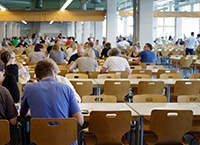 Bild: Die alte Mensa im Hauptgebäude der Universität – im Semester wurden dort täglich um die 5.000 Essen ausgegeben. Foto: Universität Bielefeld