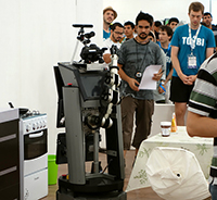 Bild: Wie gut hat sich Roboter Tobi bei der Weltmeisterschaft in Brasilien präsentiert? Beim Homecoming Event zeigt Tobi was er kann. Foto: CITEC/Universität Bielefeld