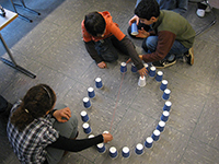 Bild: Was haben Pappbecher mit Mathematik zu tun? Aus ihnen können schon 6-Jährige bei Maus-Tag an der Universität eine Ellipse konstruieren. Foto: Universität Bielefeld