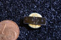 Die Physiker der Universität Bielefeld experimentieren mit Nanoschichten auf Chipträgern (Bild). Die Schichten bestehen aus magnetischen Isolatoren, also Material, das keinen oder nur wenig elektrischen Strom leitet. Foto: Universität Bielefeld