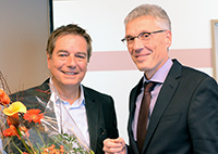 Kanzler Dr. Stephan Becker (rechts) bedankte sich bei der Verabschiedung bei Ulrich Vogel für seinen Einsatz für die Universität Bielefeld.
