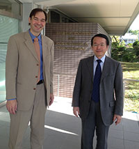 Bild: Prof. Dr. Harald Gröger von der Universität Bielefeld mit seinem japanischen Gastgeber