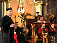 Prof. Dr. Helmut Satz (l.) bei seiner Dankesrede. An der Universität Breslau sind für solch festliche Ereignisse Professoren-Talare üblich. Foto: Universität Breslau