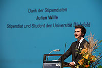 Julian Wille studiert Wirtschaftswissenschaften an der Universität Bielefeld. Er sprach das Grußwort im Namen der Stipendiaten. Foto: Martin Brockhoff