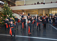 Die Musicaltanzgruppe der Neuen Schmiede in Bethel führte zur Eröffnung ein Tanzmedley auf. Foto: Universität Bielefeld