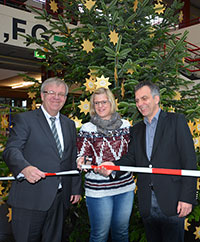 Pastor Ulrich Pohl, Vorstandsvorsitzender der von Bodelschwinghschen Stiftungen Bethel, Leonie Stotz, Studierende an der Universität Bielefeld, und Professor Dr.-Ing. Gerhard Sagerer, Rektor der Universität Bielefeld (v.l), schnitten das Band durch. Foto: Universität Bielefeld