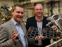 Die Physiker PD Dr. Andrey Turchanin (links) und Prof. Dr. Armin Gölzhäuser leiten zwei neue Projekte zu Nanomembranen. Foto: Universität Bielefeld