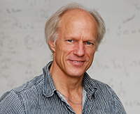 Professor Dr. Michael Röckner ist Sprecher des neuen Sonderforschungsbereichs, Präsident der Deutschen Mathematiker-Vereinigung (DMV) sowie Dekan der Fakultät für Mathematik an der Universität Bielefeld. Foto: Universität Bielefeld