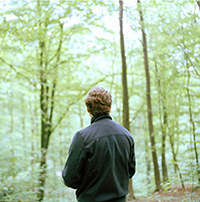 Eduardo Relly, im Wald in Szene gesetzt von Jennifer Johannsmeyer.Forschungsprojekt: German immigration and the destruction of the Urwald in southern Brazil: effects of forest (de)regulation and property rights on the devastation (19th century).(Deutsche Einwanderung und die Zerstörung des Urwalds im Süden Brasiliens: Auswirkungen von Wald (De)Regulierung und Eigentumsrechten an der Verwüstung (19. Jahrhundert))Foto: Jennifer Johannsmeyer