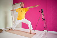 Clemens Eisenmann, fotografisch inszeniert von Oliver Wiegner in einem Yogastudio.Forschungsprojekt: Von Kopfständen und Chakra-Energien:Doing Spiritualität im Yoga.