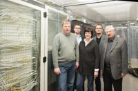 Sie unterstützen das neue Netzwerk „de.NBI“ von Bielefeld aus (von links): Prof. Dr. Andreas Tauch, Dr. Stefan Albaum, Dr. Tanja Dammann-Kalinowski, Dr. Alexander Sczyrba und Prof. Dr. Alfred Pühler. Foto: Universität Bielefeld