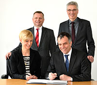 Anke Kaysser-Pyzalla, Thomas Frederking, Gerhard Sagerer und Stephan Becker (v.l.) unterzeichnen den Kooperationsvertrag. Foto: Universität Bielefeld