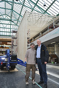 Christopher Matschulat, Bautischler der Heideholz GmbH, und Dipl.-Ing. Michael Fischer, Projektverantwortlicher des BLB für die Ausführung der Baumaßnahme (v.l.). Foto: BLB