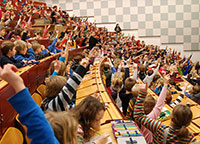 800 kleine Forscherinnen und Forscher kommen im März zur Kinder-Uni nach Bielefeld. Foto: Universität Bielefeld