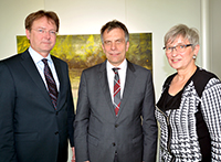 Bild: Senatsvorsitzender Prof. Dr. Fred G. Becker und Hochschulratsvorsitzende Dr. Annette Fugmann-Heesing gratulierten dem wiedergewählten Rektor Prof. Dr.-Ing. Gerhard Sagerer (Mitte). Foto: Universität Bielefeld