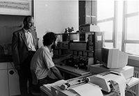 Bild: Ein Bild aus einer anderen Zeit (1989): Professor Dr. Harald Tschesche und Dr. Heinz Reincke mit dem damals neuen Protein-Peptit-Sequenzer. Foto: Universität Bielefeld