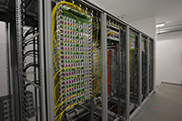 Bild: Meterweise Verteilerschränke füllen den neuen Netzwerkraum. Foto: Universität Bielefeld