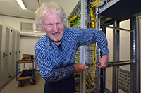 Bild: Andreas Meyer vom Hochschulrechenzentrum hat mit seinem Team den neuen Netzwerkraum in Betrieb genommen. Foto: Universität Bielefeld