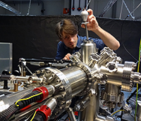 Bild: Martin Piecuch justiert das Elektronenmikroskop zum Nachweis der heißen Elektronen. Foto: Technische Universität Kaiserslautern 