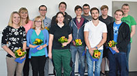 Bild: Die ehemaligen Auszubildenden feiern ihren Abschluss auf der Absolventenfeier. Foto: Universität Bielefeld