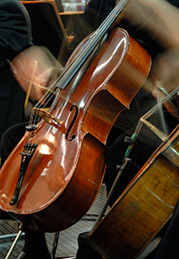 Bild: Zum Semesterstart spielen die Bielefelder Philharmoniker in der Universitätshalle vor dem Westend. Foto: Universität Bielefeld/K. Trautner