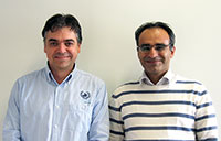 Bild: Prof. Dr. Armin Hallmann (l.) und Dr. Arash Kianianmomeni betreiben Grundlagenforschung auf den Gebieten Molekulare Zellbiologie und Optogenetik. Foto: Universität Bielefeld