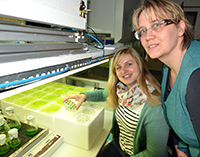 Bild: Christin Meier mit ihrer Ausbilderin Andrea Viehauser in einem Labor der Algenbiotechnologie.