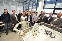 Bild: 
Die ersten Studierenden des Masterstudiengangs BioMechatronik sowie die beiden Dekane und die beiden Studiengangsleiter von Universität und Fachhochschule. Foto: Universität Bielefeld