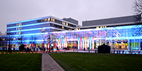 Bild: Das Gebäude X wird auch beim Absolvententag 2015 wie hier 2014 erstrahlen. Foto: Universität Bielefeld. 