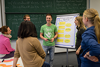 Bild: Ein Teil des Bielefelder Erfolgskonzepts: Fortgeschrittene Studierende unterstützen Studienanfänger beim Lernen