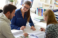 Bild: Gemeinsames Lernen gehört in den Präsenzphasen zum berufsbegleitenden Studiengang Master of Health Administration. Foto: Universität Bielefeld