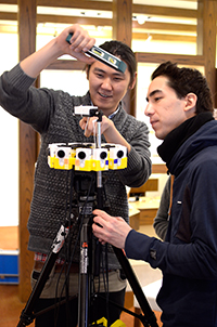 Bild: Für die Dreharbeiten zu dem 360-Grad-Film haben die Dozenten und Studierenden der Universität Bielefeld eine eigene Spezialkamera entwickelt. Foto: Anton Herbst